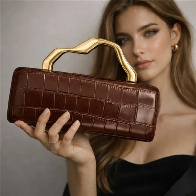 Abendtasche aus schwarzem Leder mit Henkel